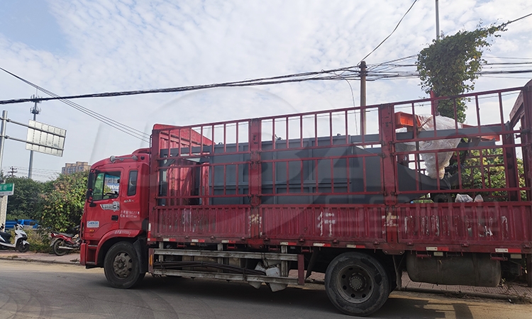 1臺(tái)噸包卸料機(jī)上車(chē)發(fā)貨