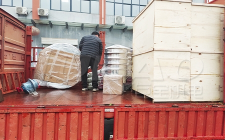 青島客戶訂購的真空上料機、旋振篩已上車，準備發(fā)貨